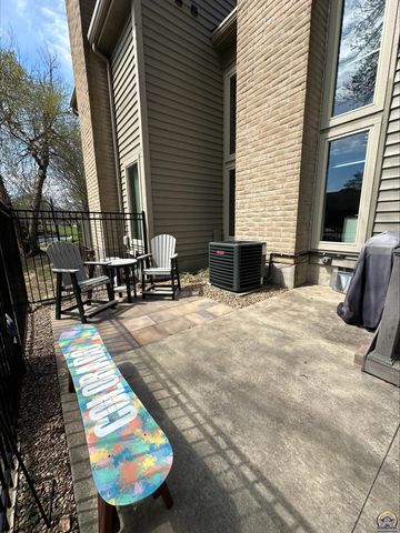98 SW Pepper Tree LN, Topeka, KS 66611