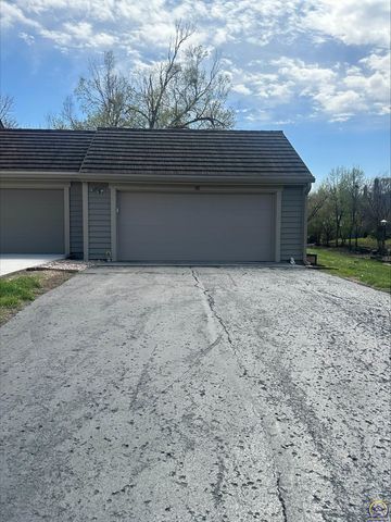 98 SW Pepper Tree LN, Topeka, KS 66611