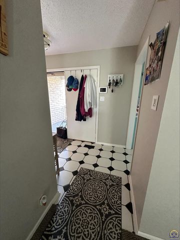 98 SW Pepper Tree LN, Topeka, KS 66611