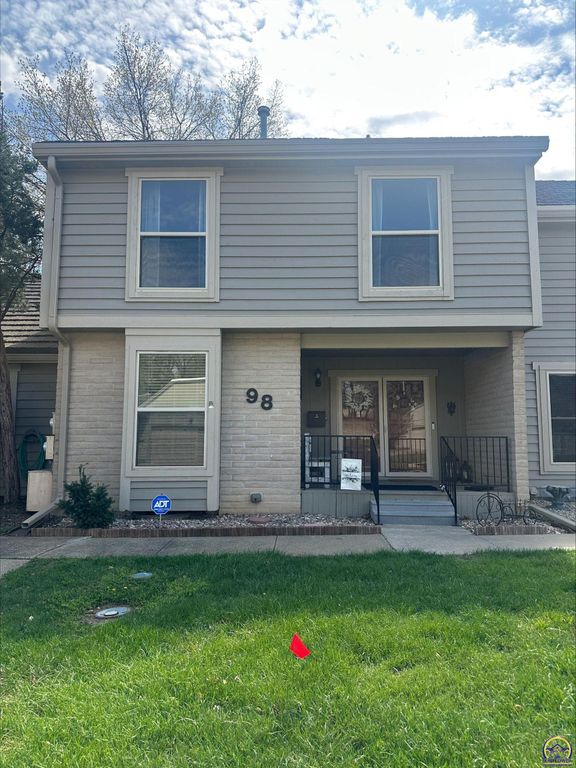 98 SW Pepper Tree LN, Topeka, KS 66611