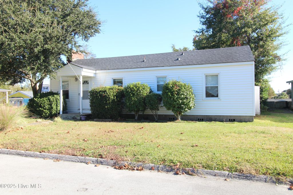 301 S Chestnut Street, Swansboro, NC 28584