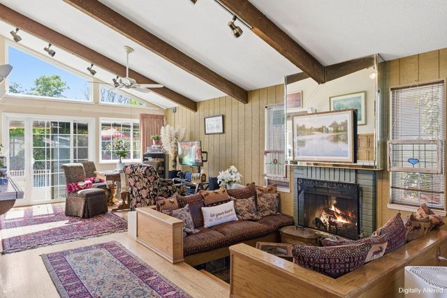 9284 Linda Rio Dr, Sacramento, CA 95826