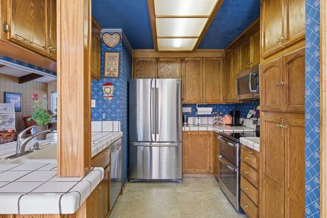 9284 Linda Rio Dr, Sacramento, CA 95826