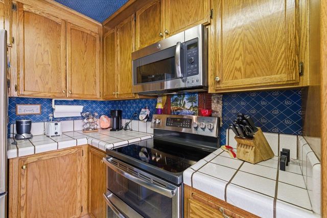 9284 Linda Rio Dr, Sacramento, CA 95826