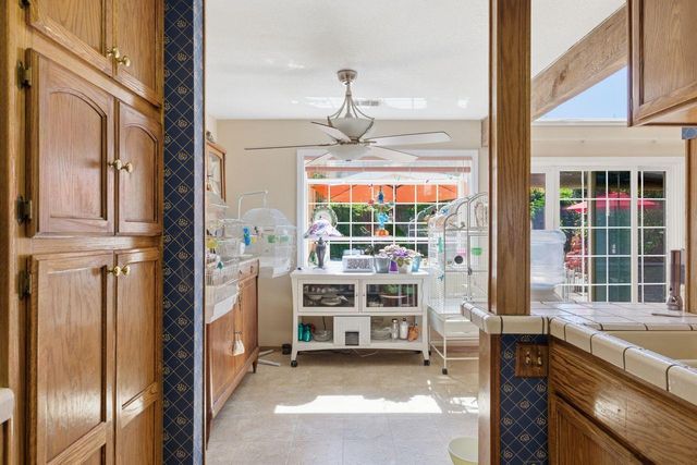 9284 Linda Rio Dr, Sacramento, CA 95826