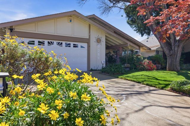 9284 Linda Rio Dr, Sacramento, CA 95826