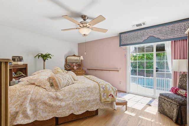 9284 Linda Rio Dr, Sacramento, CA 95826