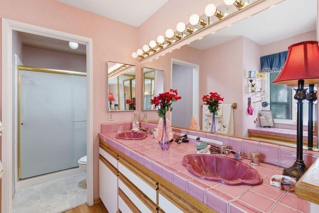 9284 Linda Rio Dr, Sacramento, CA 95826