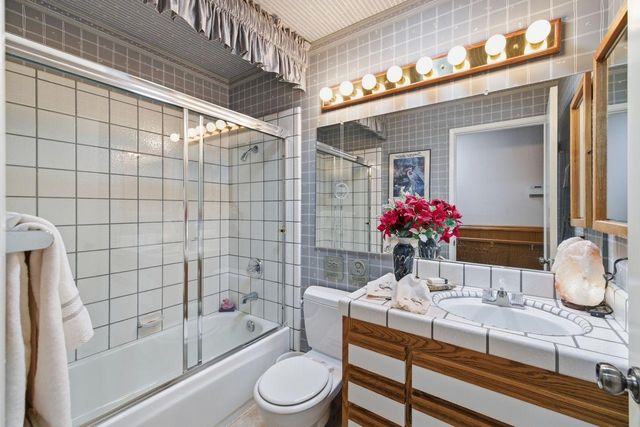 9284 Linda Rio Dr, Sacramento, CA 95826