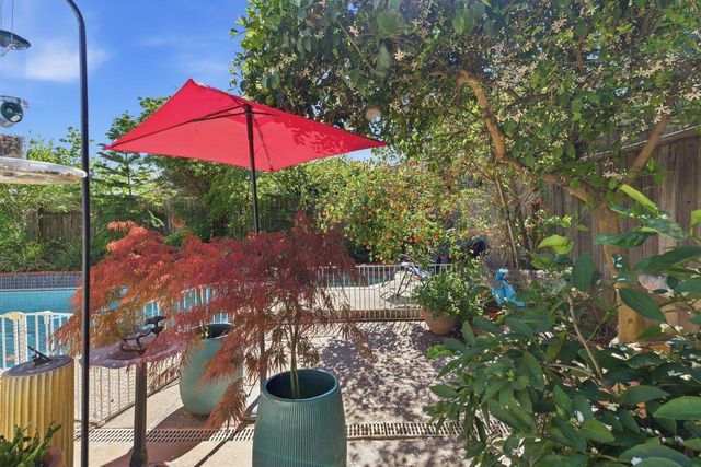 9284 Linda Rio Dr, Sacramento, CA 95826