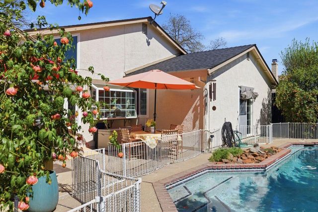 9284 Linda Rio Dr, Sacramento, CA 95826