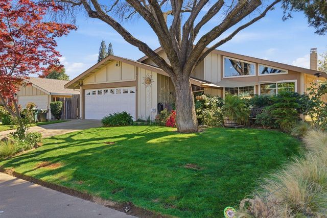 9284 Linda Rio Dr, Sacramento, CA 95826