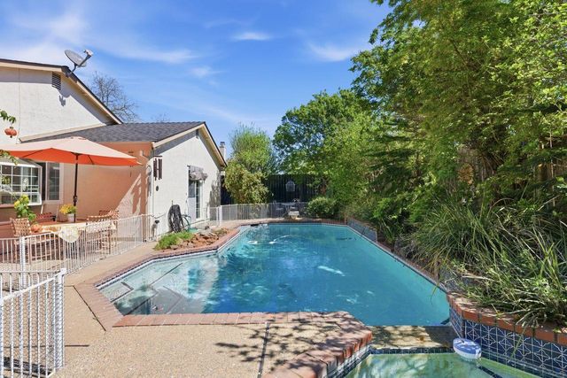 9284 Linda Rio Dr, Sacramento, CA 95826