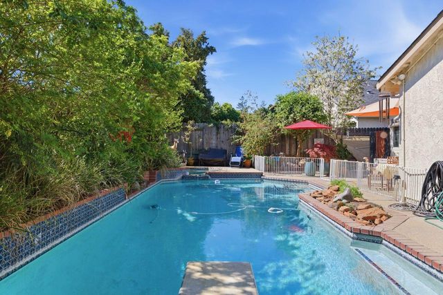 9284 Linda Rio Dr, Sacramento, CA 95826