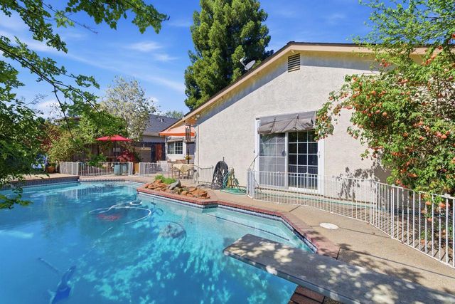 9284 Linda Rio Dr, Sacramento, CA 95826