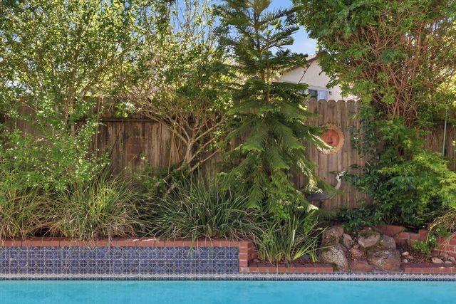 9284 Linda Rio Dr, Sacramento, CA 95826