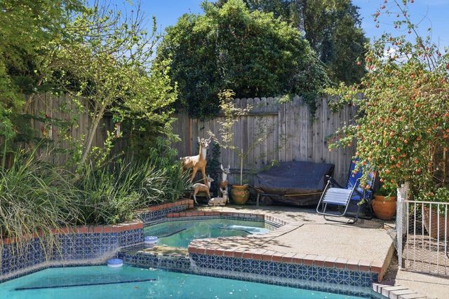 9284 Linda Rio Dr, Sacramento, CA 95826