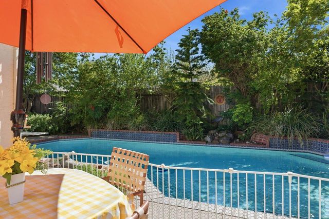 9284 Linda Rio Dr, Sacramento, CA 95826