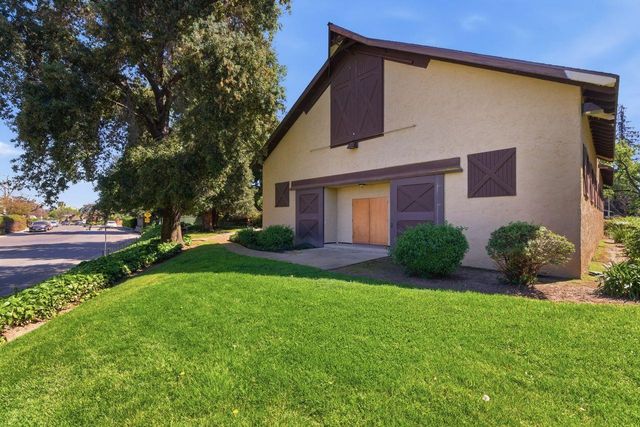 9284 Linda Rio Dr, Sacramento, CA 95826