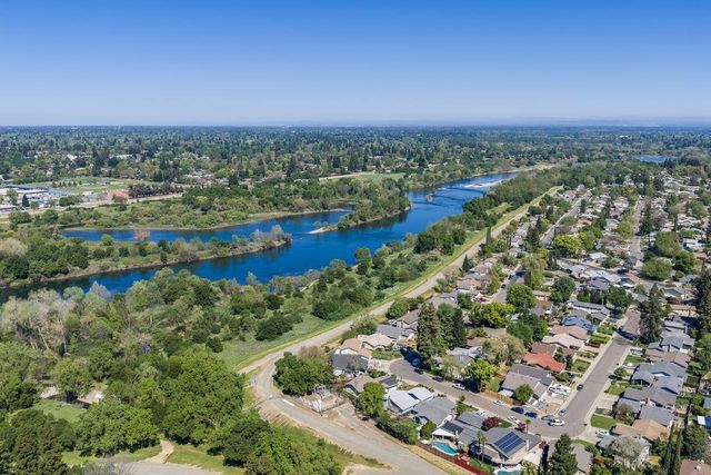 9284 Linda Rio Dr, Sacramento, CA 95826