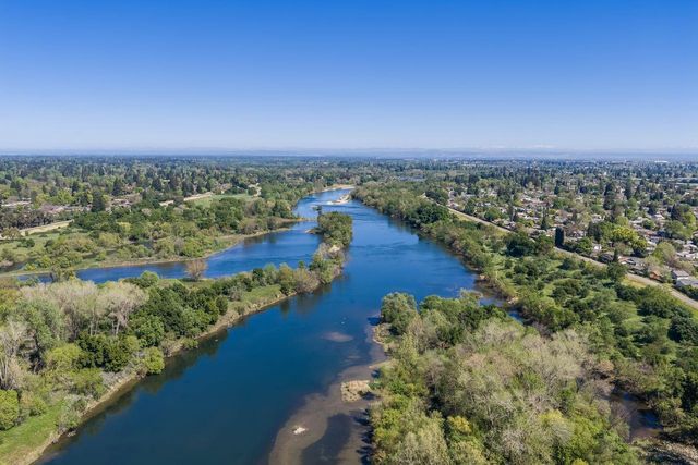 9284 Linda Rio Dr, Sacramento, CA 95826