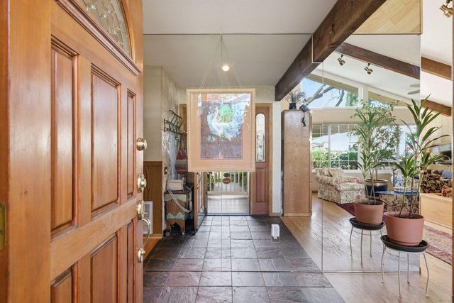 9284 Linda Rio Dr, Sacramento, CA 95826