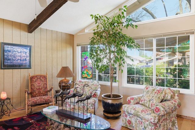 9284 Linda Rio Dr, Sacramento, CA 95826