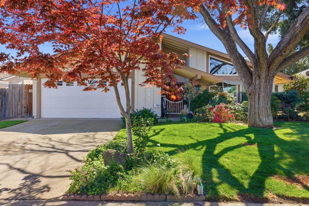 9284 Linda Rio Dr, Sacramento, CA 95826