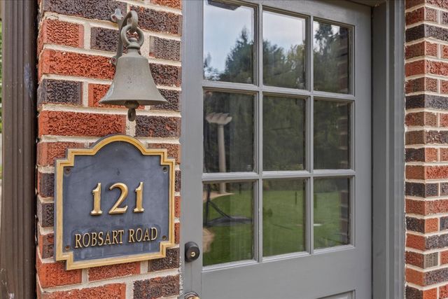 121 Robsart Road, Kenilworth, IL 60043