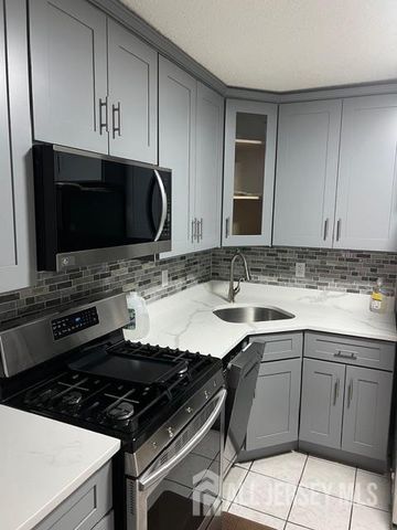 102 albury Way, North Brunswick, NJ 08902