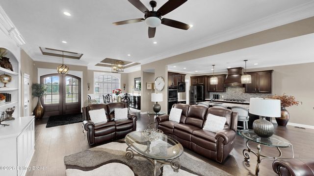 8022 Wooded Ridge Dr, Louisville, KY 40214