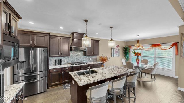 8022 Wooded Ridge Dr, Louisville, KY 40214