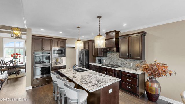 8022 Wooded Ridge Dr, Louisville, KY 40214