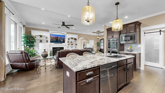8022 Wooded Ridge Dr, Louisville, KY 40214
