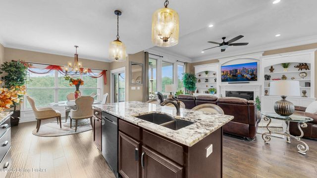 8022 Wooded Ridge Dr, Louisville, KY 40214