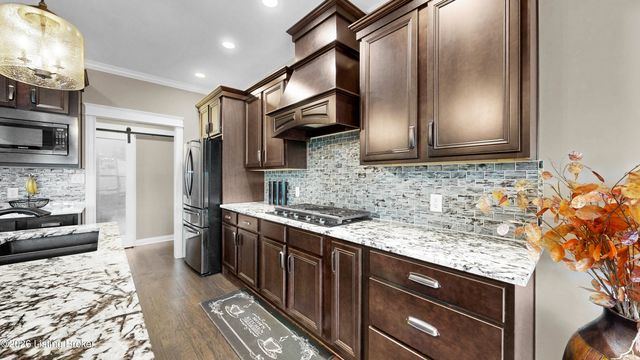 8022 Wooded Ridge Dr, Louisville, KY 40214