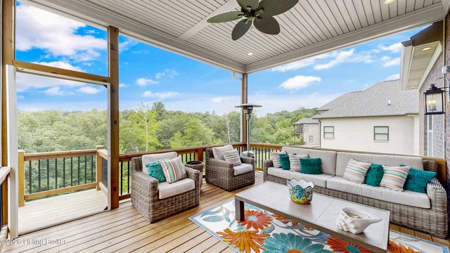 8022 Wooded Ridge Dr, Louisville, KY 40214