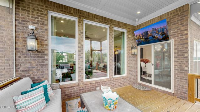 8022 Wooded Ridge Dr, Louisville, KY 40214