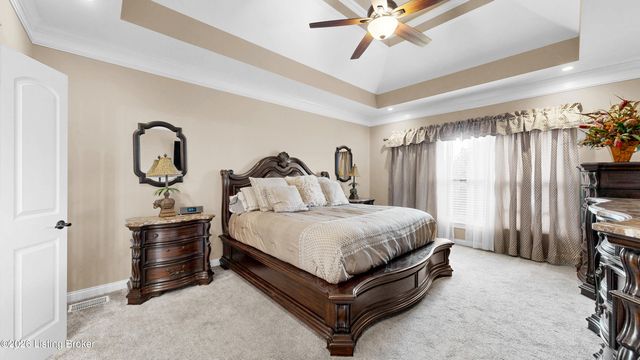8022 Wooded Ridge Dr, Louisville, KY 40214