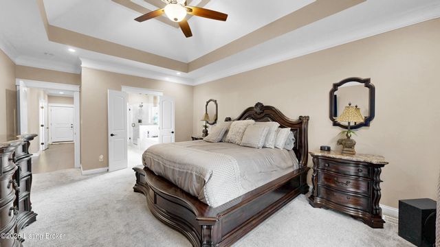 8022 Wooded Ridge Dr, Louisville, KY 40214