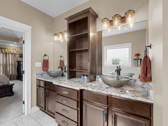 8022 Wooded Ridge Dr, Louisville, KY 40214