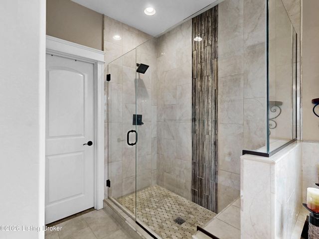 8022 Wooded Ridge Dr, Louisville, KY 40214