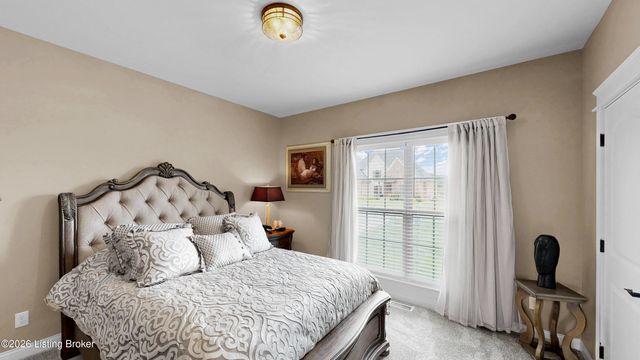 8022 Wooded Ridge Dr, Louisville, KY 40214
