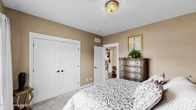 8022 Wooded Ridge Dr, Louisville, KY 40214