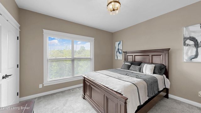 8022 Wooded Ridge Dr, Louisville, KY 40214