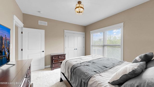 8022 Wooded Ridge Dr, Louisville, KY 40214