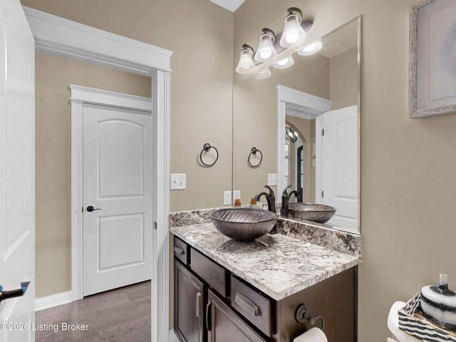 8022 Wooded Ridge Dr, Louisville, KY 40214