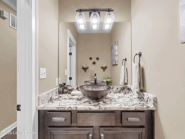 8022 Wooded Ridge Dr, Louisville, KY 40214