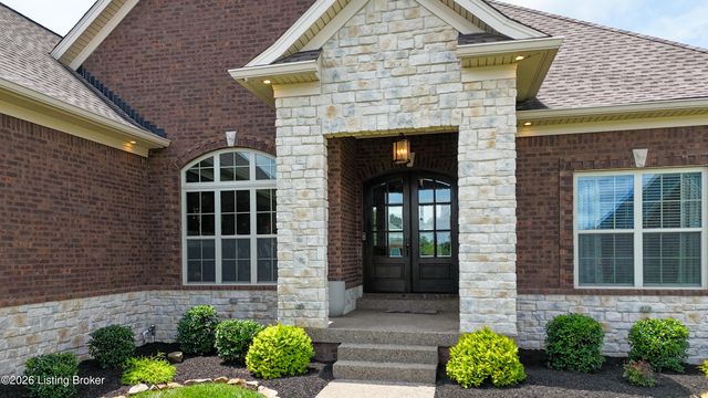 8022 Wooded Ridge Dr, Louisville, KY 40214