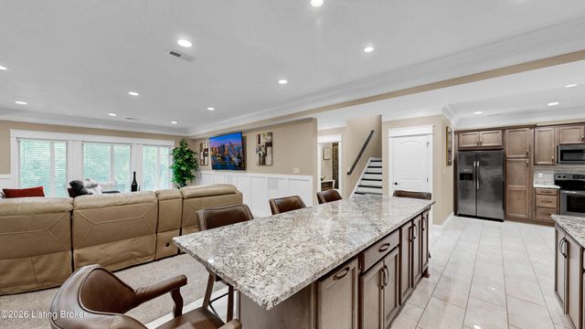 8022 Wooded Ridge Dr, Louisville, KY 40214